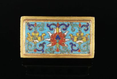 null CHINE, époque Qianlong (1736-1795).

Porte-pain d'encre en bronze et émaux cloisonnés...