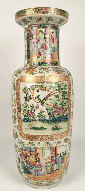 null CHINA, Canton, 19th century.

Large porcelain scroll vase with polychrome decoration...
