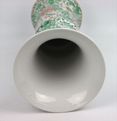 null CHINE, XIXème ou début du XXème siècle.

Vase de forme "Gu" en porcelaine et...
