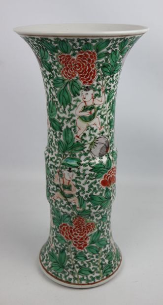 null CHINE, XIXème ou début du XXème siècle.

Vase de forme "Gu" en porcelaine et...