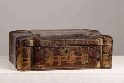null CHINA, Canton, circa 1900.

Rectangular box with rounded sides, in black and...