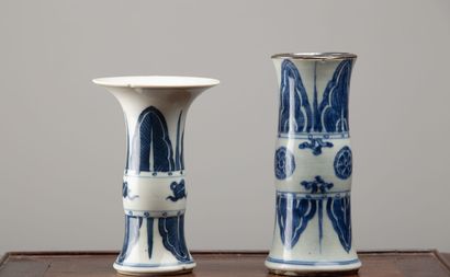 null CHINE, XIXème-XXème siècle.

Deux vases de forme "Gu" en porcelaine et émaux...