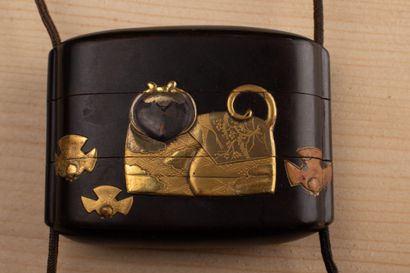 null JAPON, période Meiji (1868-1912).

Inro en laque hiramaki-e noire et or à trois...