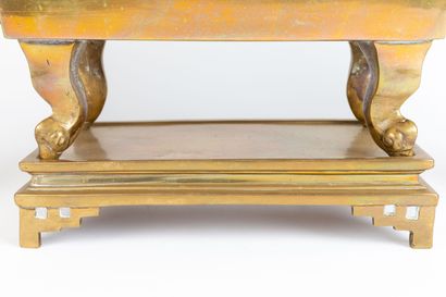 null CHINE, XIXème siècle.

Garniture en bronze doré, composée d'une jardinière formant...