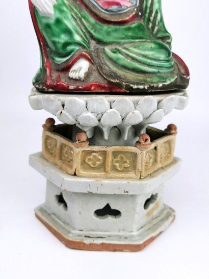 null CHINE, XXème siècle.

Guanyin en porcelaine à émaux polychromes, se tenant assise...