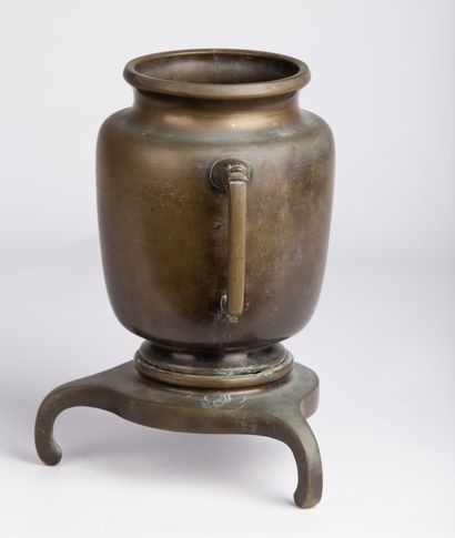 null CHINE DU SUD, XIXeme siècle.

Vase balustre en bronze patiné, sur une base tripode....