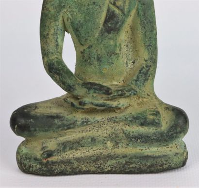 null CHINE.

Bouddha en méditation en bronze à patine verte type patine de fouille,...