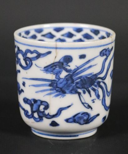 null CHINA, 18th century.

Porcelain sorbet with blue cameo decoration of phoenix...