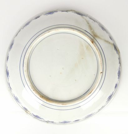 null CHINE, XXème siècle.

Important plat circulaire en porcelaine émaillée blanc,...