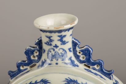 null CHINE, XXème siècle.

Vase en forme de gourde bianhu en porcelaine et émaux...