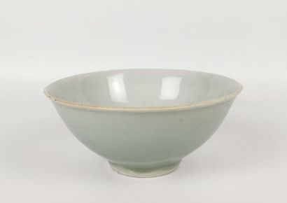null CHINA, circa 1900.

Porcelain and celadon enamel cup or bowl, resting on a slight...