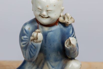 null CHINE, XVIIIème siècle.

Sujet en porcelaine blanche, figurant un enfant, son...
