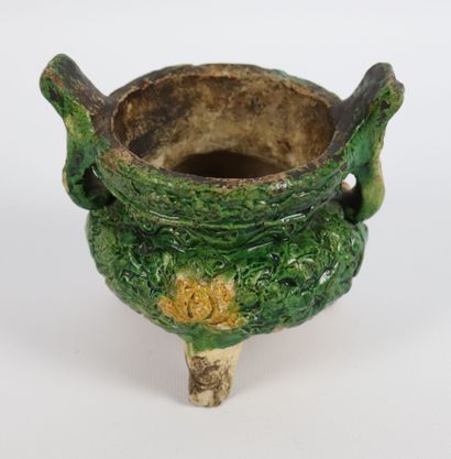 null CHINE, dynastie Ming (1368-1644).

Brûle-parfum tripode de forme archaïque,...