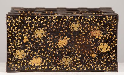 null JAPAN, Meiji period (1868-1912).

Small cabinet decorated with birds and plants...