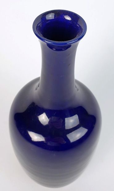 null CHINE, XXème siècle.

Vase balustre en grès porcelaineux à couverte bleu nuit.

Porte...