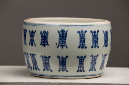 null CHINE, XXème siècle.

Corps de pot couvert en porcelaine émaillée à décor blanc-bleu...