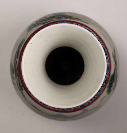 null CHINA, Republic period (1912-1949).

Baluster vase in porcelain and polychrome...