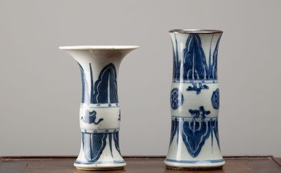 null CHINA, 19th-20th century.

Two porcelain and white-blue enamel "Gu" shaped vases.

H_14,5...