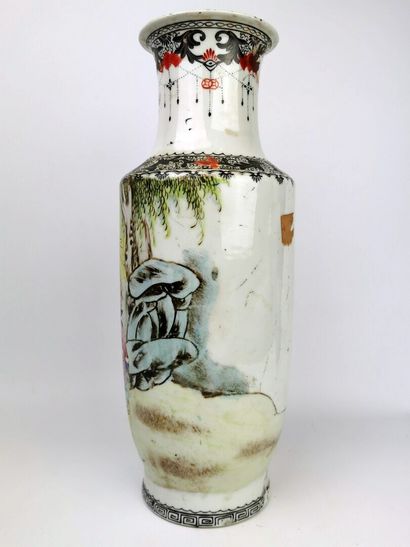null CHINE, Période République (1919-1952). 

Vase balustre en porcelaine à émaux...