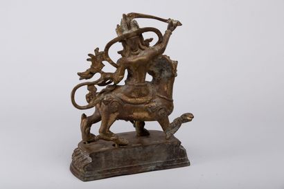 null TIBET ou CHINE, dans le style du XVIIIème siècle.

Divinité en bronze doré,...