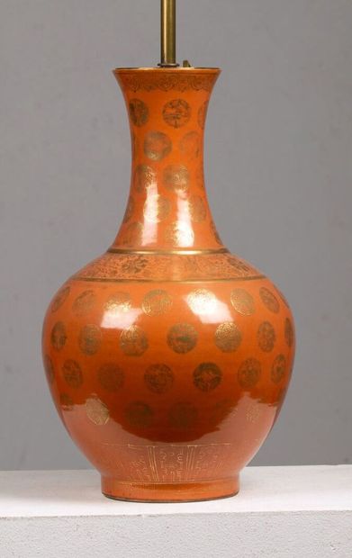 null CHINA, Guangxu period (1875-1908).

Orange enamelled porcelain baluster vase...