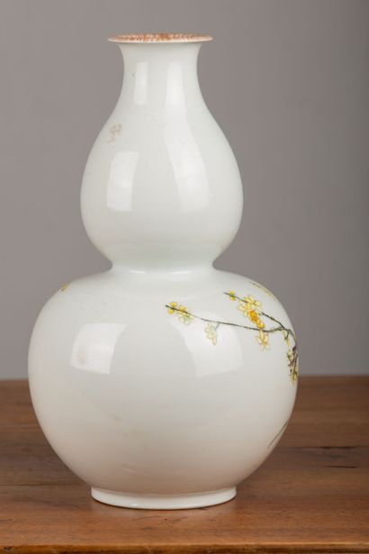 null CHINE, XXème siècle.

Vase en forme de double gourde en porcelaine et émaux...