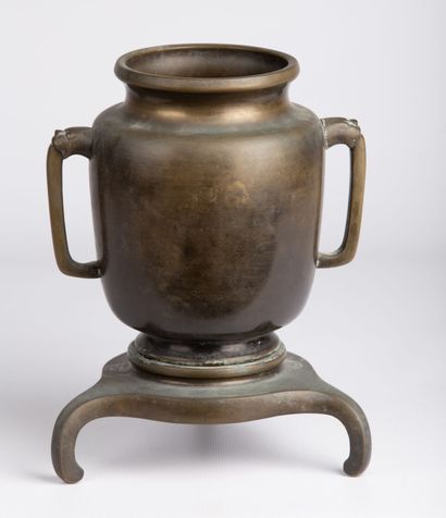 null SOUTH CHINA, 19th century.

Baluster vase in patinated bronze, on a tripod base....