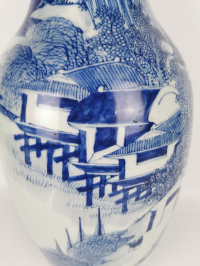 null 
CHINE, XIXème siècle.




Important vase balustre en porcelaine à décor en...