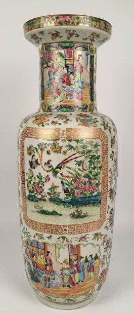 null CHINE, Canton, XIXème siècle.

Grand vase rouleau en porcelaine à décor polychrome...