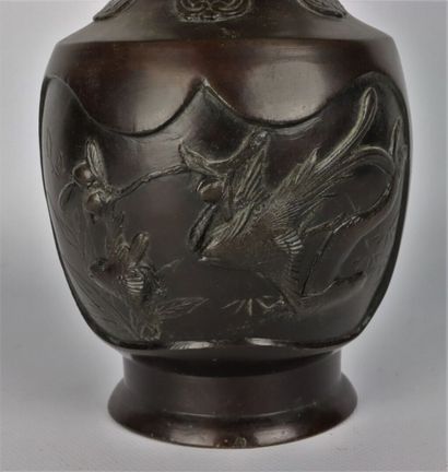 null JAPON, période Meiji (1868-1912)

Vase balustre en bronze à patine brune à décor...