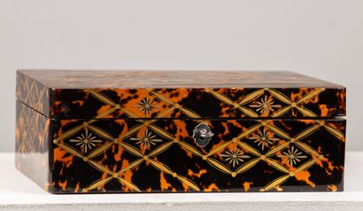 null JAPAN, Meiji period (1868-1912).

Brown shell case with takamaki-e lacquer decoration...