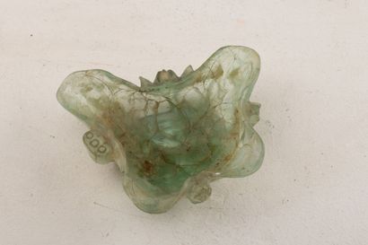 null CHINA, late Qing dynasty (1644-1911).

Green quartz bowl in the form of a stylized...
