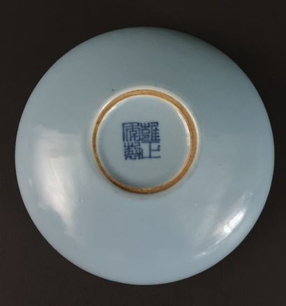 null CHINE.

Rince-pinceaux ou coupe circulaire à bord ourlé en porcelaine et émaux...