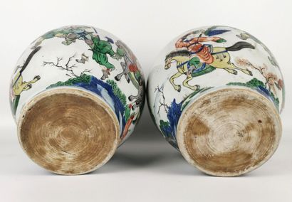 null 
CHINE, époque Transition, XVIIème siècle.




Paire de vases balustres à large...