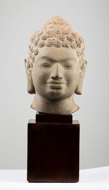 null CAMBODIA, Khmer style.

Head of Buddha in plaster, on base.

H_51 cm

H_31 cm...