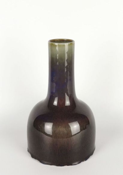 null CHINE, époque Qianlong (1736-1795).

Vase de forme maillet en porcelaine à couverte...