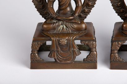 null TIBET, dans le style du XVIIIème siècle.

Paire d'Amitayus en bronze à patine...
