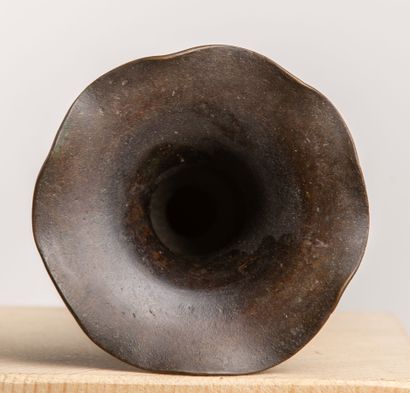 null JAPON, période Meiji (1868-1912).

Vase à col corolle en bronze à patine brune,...