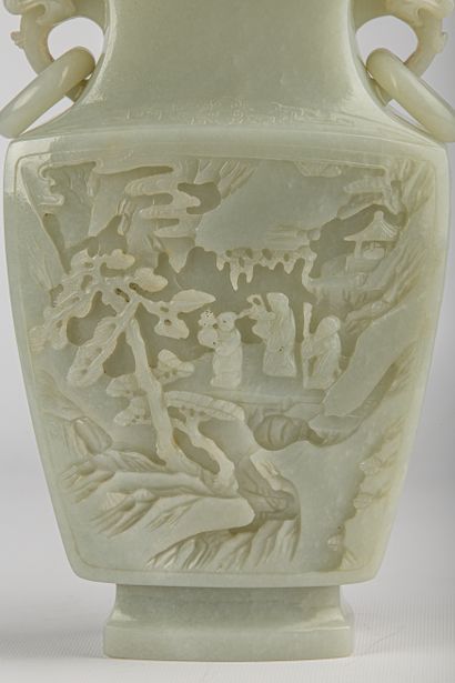 null 
CHINE, époque Qianlong (1736-1795).




Important vase couvert en jade céladon...