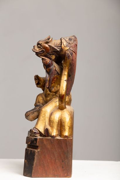 null CHINE, fin du XIXème siècle.

Statuette en bois laqué et doré figurant un homme,...