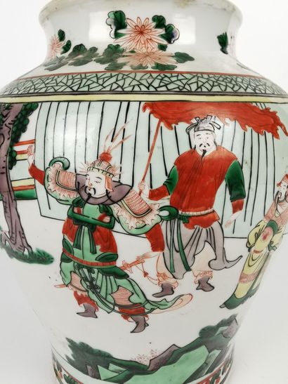 null CHINE, période Kangxi (1662-1722).

Vase balustre en porcelaine et émaux polychromes...