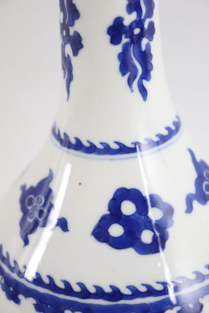 null CHINA, Kangxi period (1661-1722).

A baluster vase in porcelain and white-blue...
