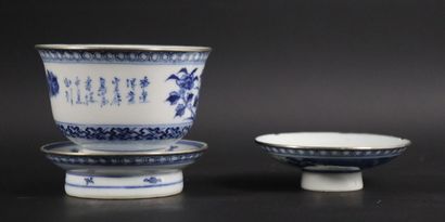 null CHINE, vers 1900.

Sorbet couvert et son piédouche, en porcelaine émaillée blanc-bleu...