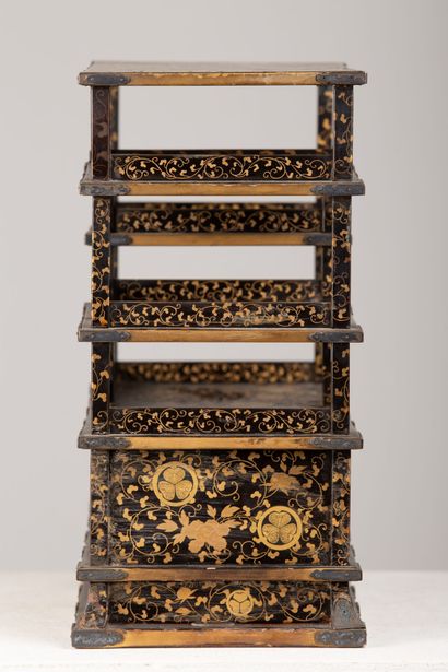 null JAPAN, Meiji period (1868-1912).

Small cabinet decorated with birds and plants...