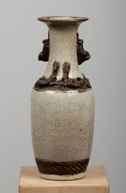 null CHINA, Nanjing, circa 1900.

Porcelain stoneware vase partially glazed celadon...