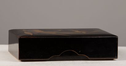 null JAPON, période Meiji (1868-1912).

Boite rectangulaire en laque à décor laqué...