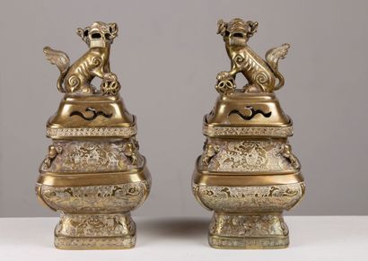 null CHINA, end of the 19th century.

Pair of bronze incense-burners with a golden...