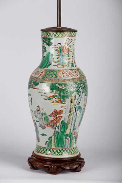null CHINE, XIXème siècle.

Vase en porcelaine et émaux de la Famille Verte à décor...