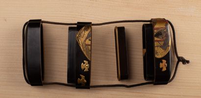 null JAPON, période Meiji (1868-1912).

Inro en laque hiramaki-e noire et or à trois...