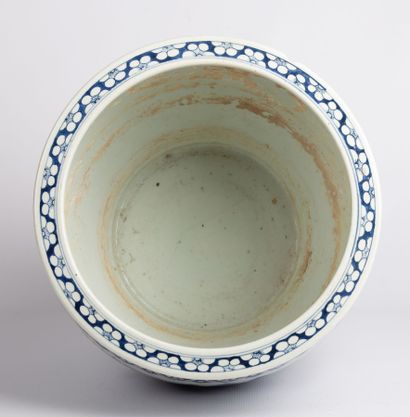 null CHINE, vers 1900.

Cache-pot en porcelaine et émaux blanc-bleu à décor de paysage...